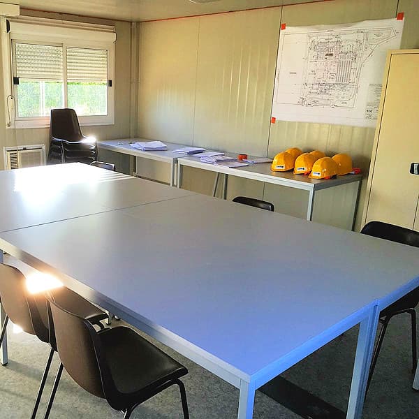 Salle de réunion d'une base de vie de chantier, propre et rangée
